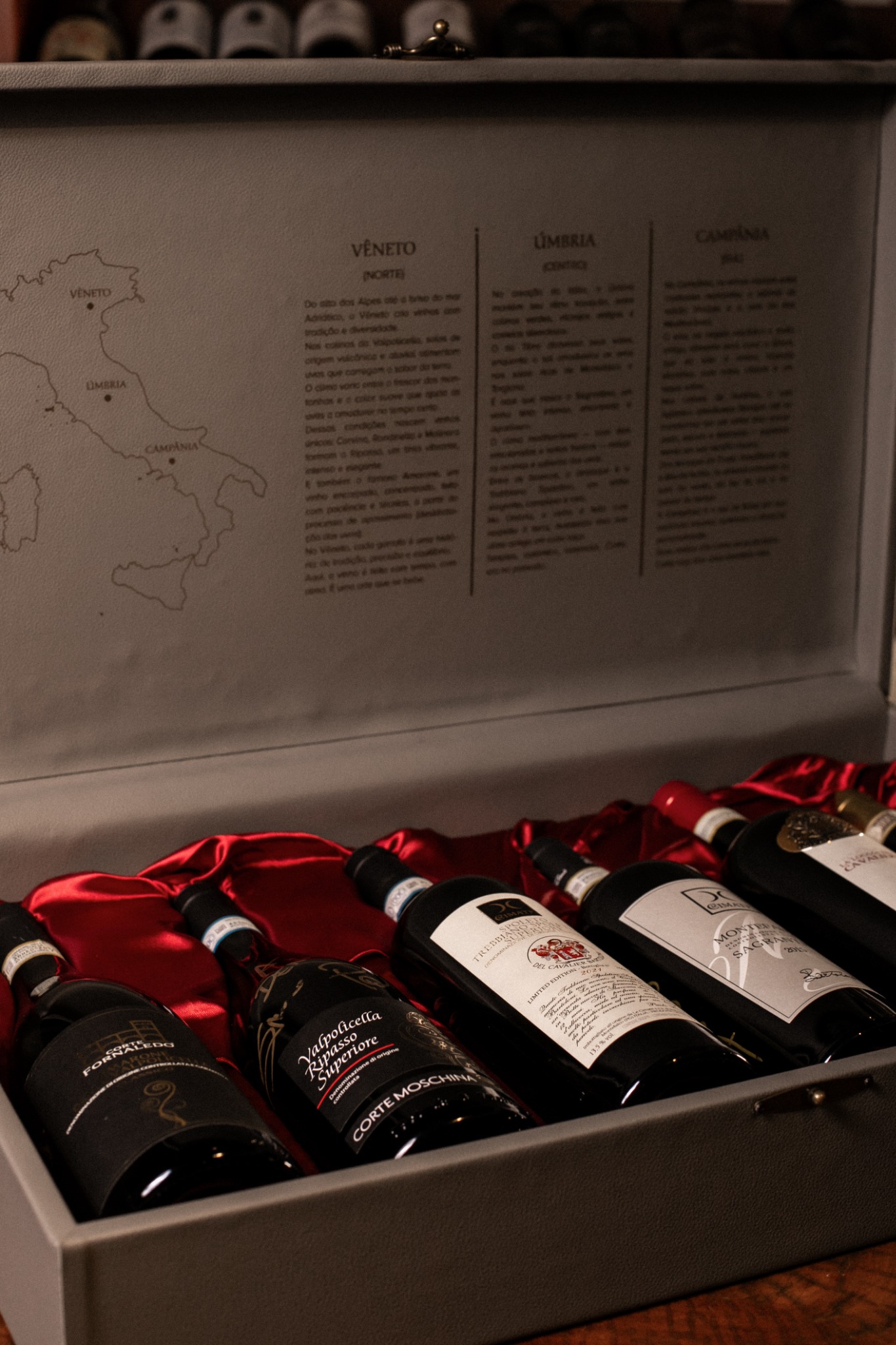 Detalhe da caixa e garrafas